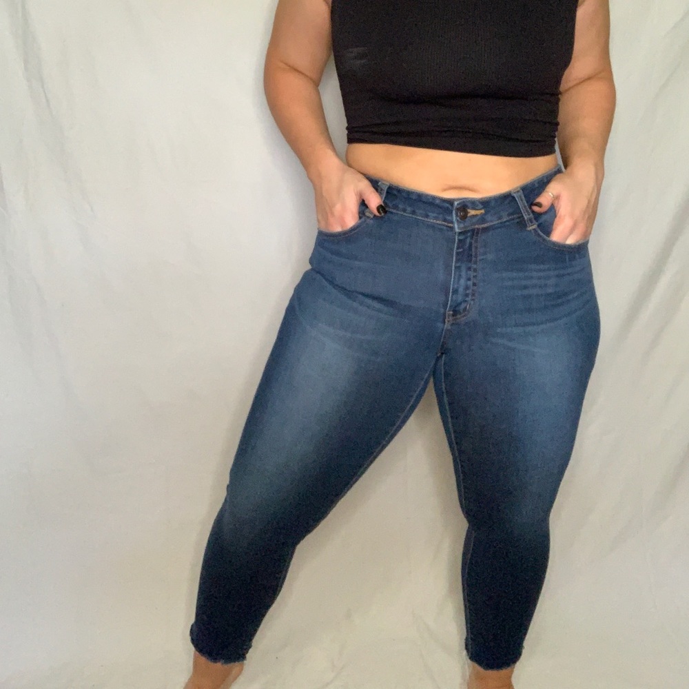 STRECHY DENIM